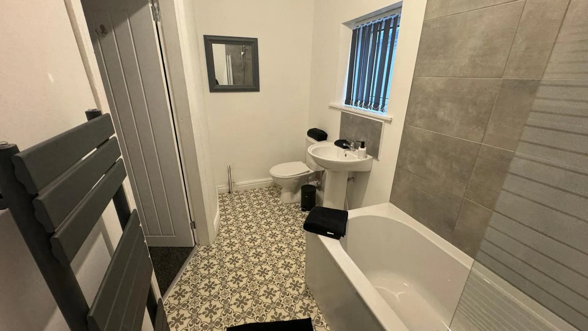 Stunning 4 Bedroom 8 Person 2 Bathroom House! Kingston upon Hull