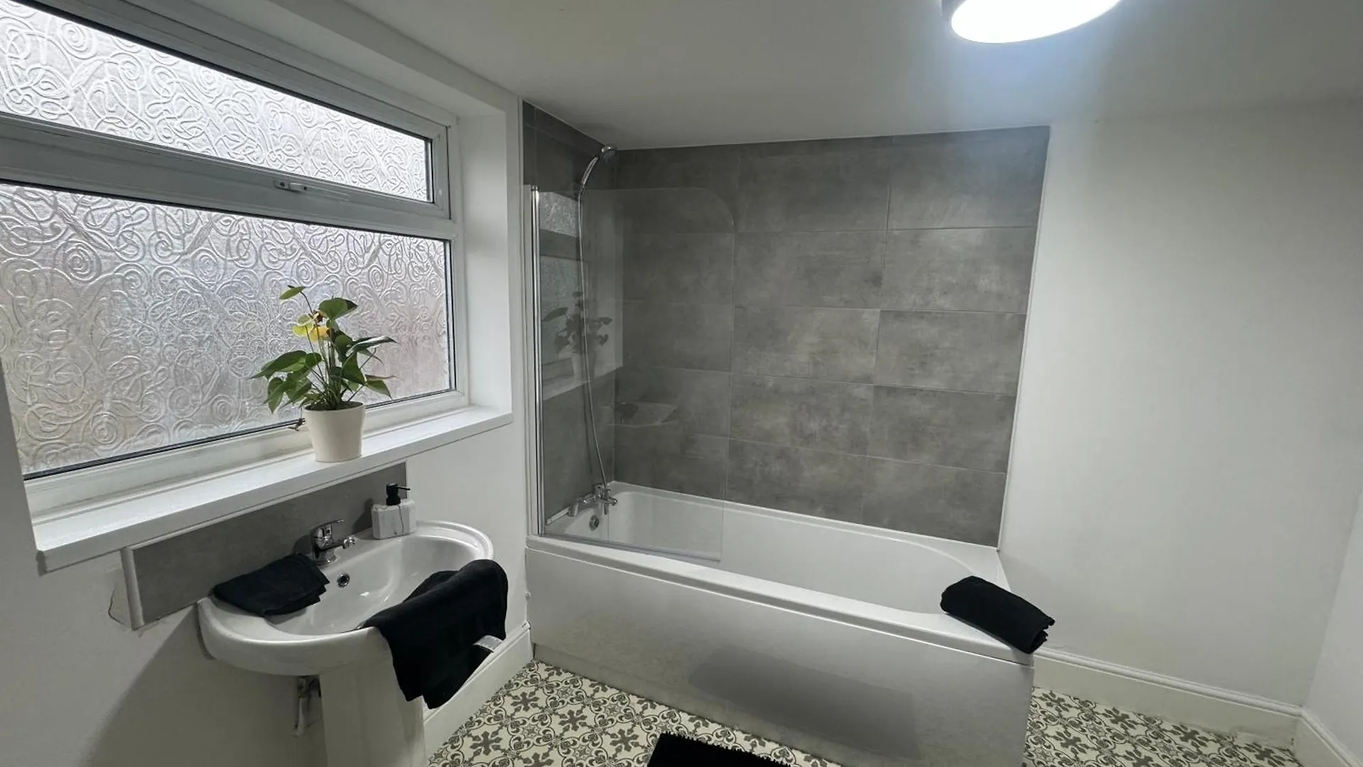 Stunning 4 Bedroom 8 Person 2 Bathroom House! Kingston upon Hull Daire