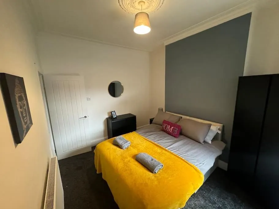 Stunning 4 Bedroom 8 Person 2 Bathroom House! Kingston upon Hull 0*,  Birleşik Krallık